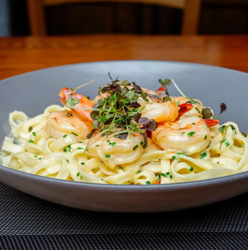 Pâtes fraîches aux crevettes, crème d’ail