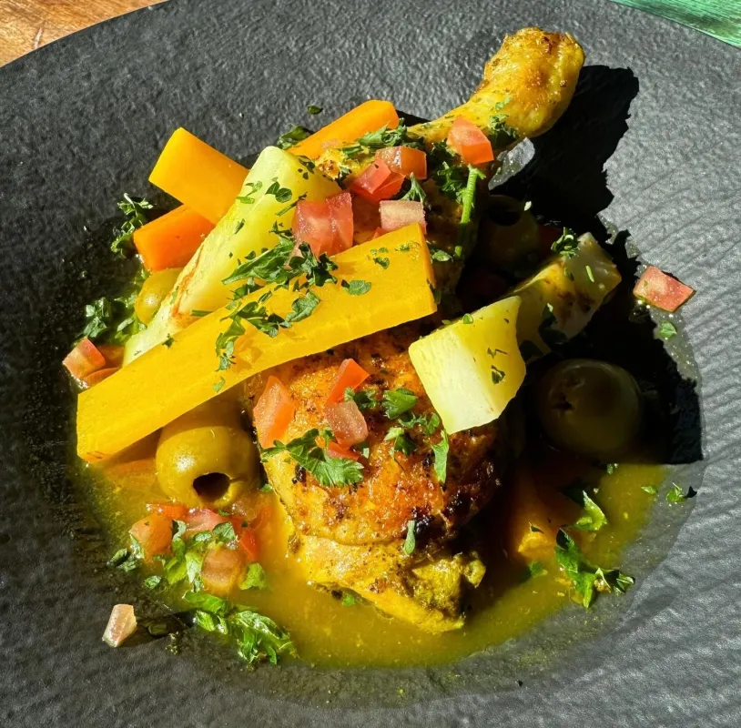 Tajine de poulet aux olives vertes, citron confit et boulgour