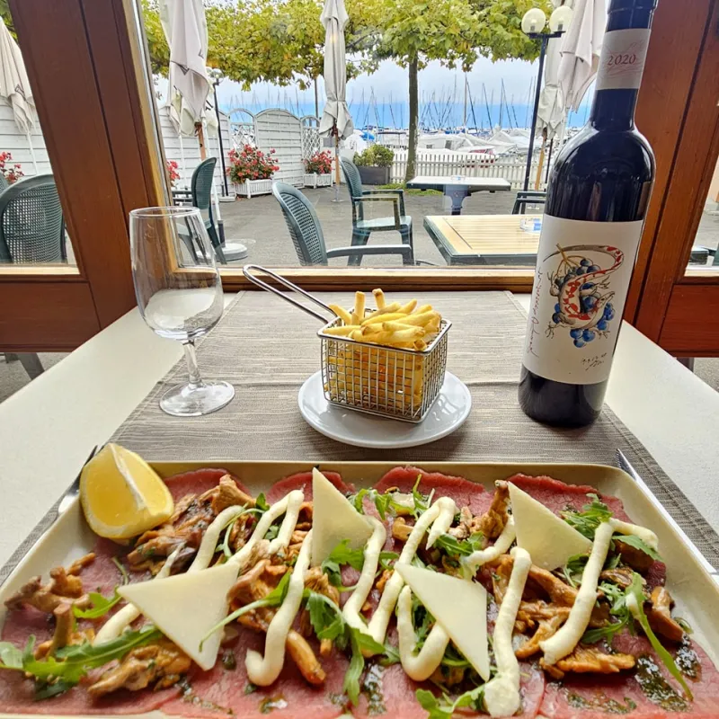 Carpaccio de bœuf aux chanterelles et crème de parmesan, frites