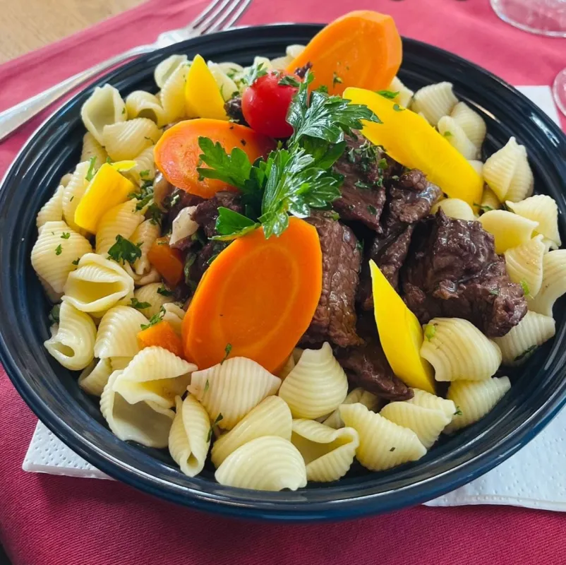 Bœuf braisé à la bourguignonne, coquillette au beurre, carottes Vichy