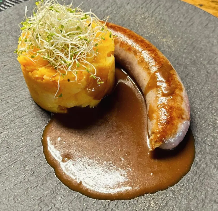 Saucisse à rôtir et stoemp pdt-carottes, jus à la bière brune