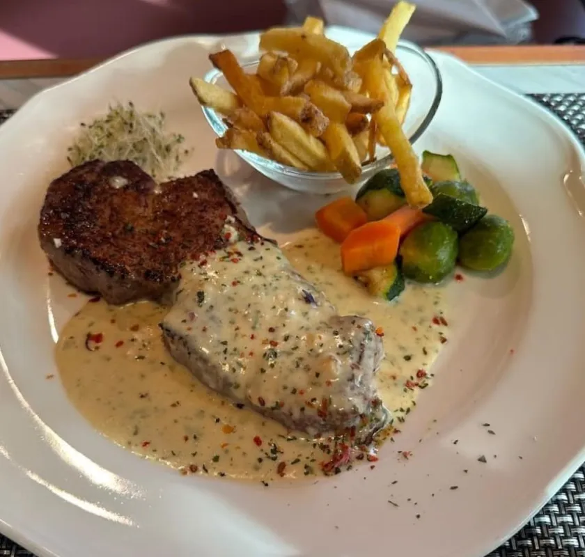 Entrecôte de cheval (AR), sauce moutarde à l'ancienne, frites maison et légumes du marché