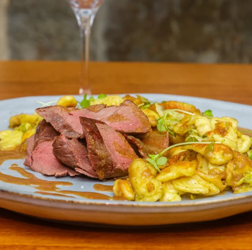 Filet mignon de sanglier, spätzles, sauce au coing, étuvé de choux vert