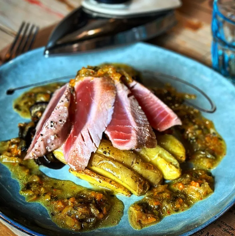 Pavé de thon rouge de pêche durable juste snacké, achar citron au piment d’Espelette, pommes de terre nouvelles et légumes grillés