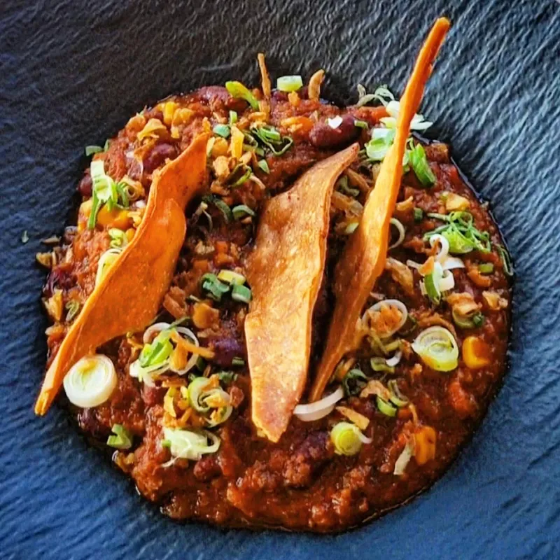 Chili con carne, chips croustillants