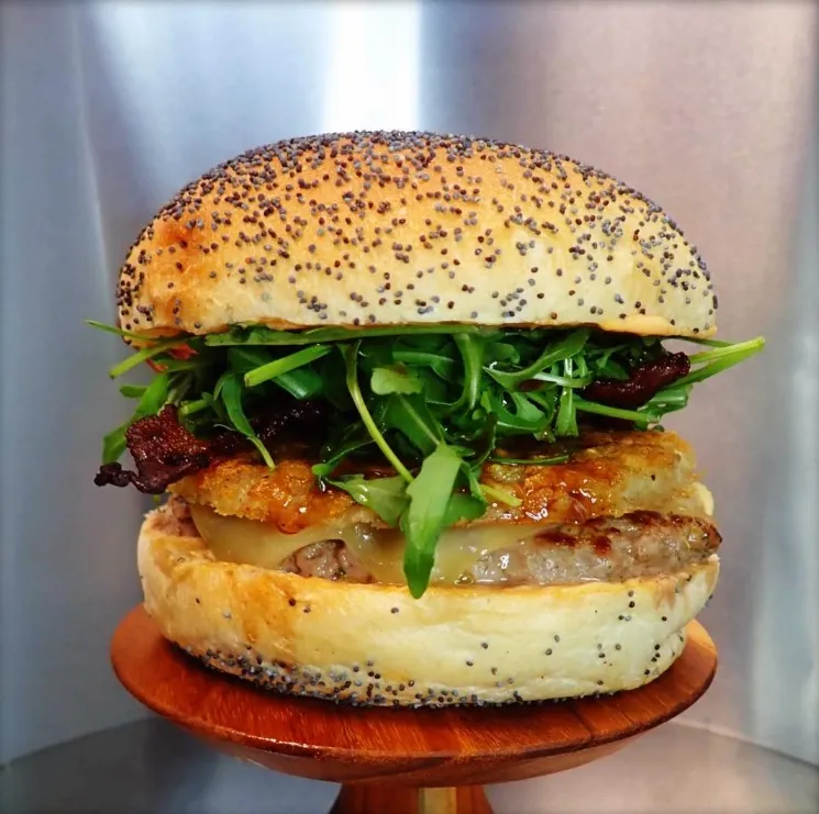 Bun artisanal de notre boulanger (CH), steak Beefore (boeuf/veau 150g, CH), galette maison de rösti, raclette de Bagnes (VS), bacon grillé, rucola et balsamique, sauce maison diablotine