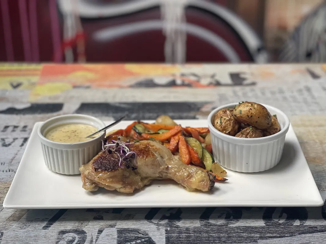 Cuisse de poulet rôtie, pommes de terre grenailles, sauce moutarde à l'ancienne, légumes grillés