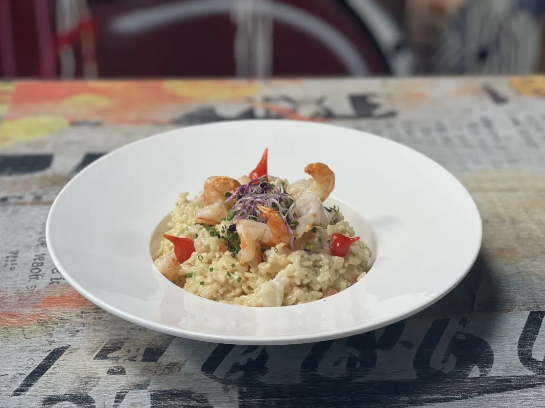 Risotto crémeux aux gambas, chips de parmesan