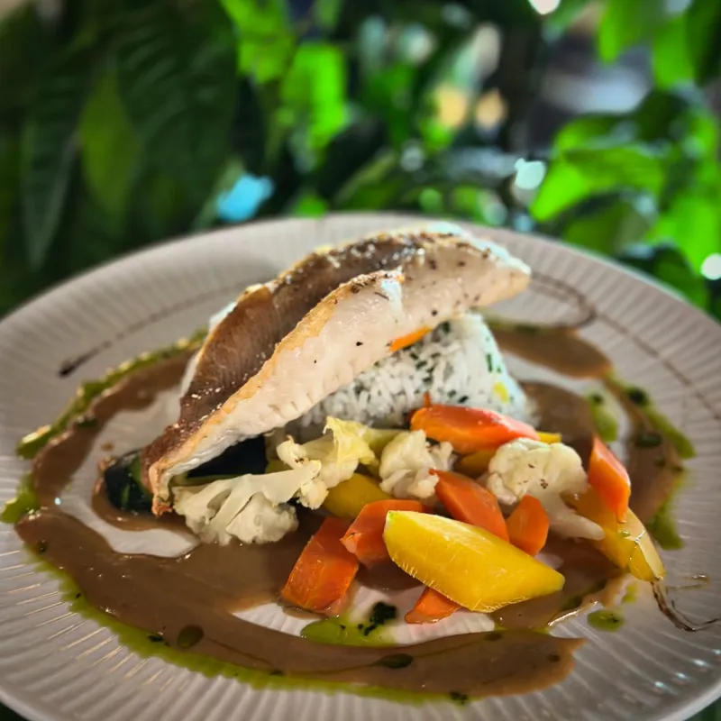 Filet de sébaste de Méditerranée grillé à la plancha, velouté de crustacés, riz basmati aux herbes et légumes