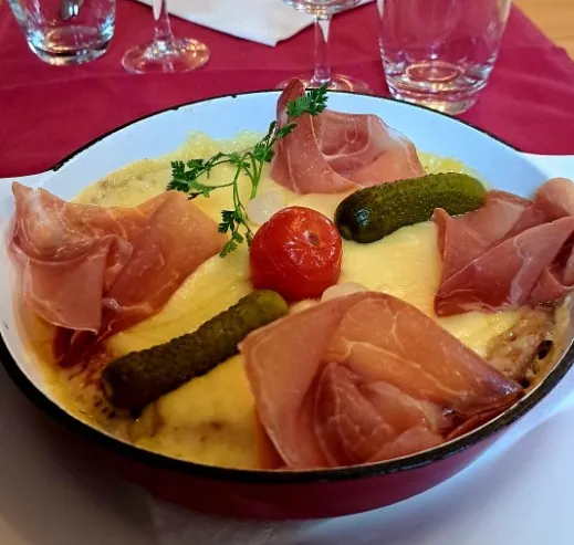 Croûte au fromage gratinée au four au jambon cru des Grisons
