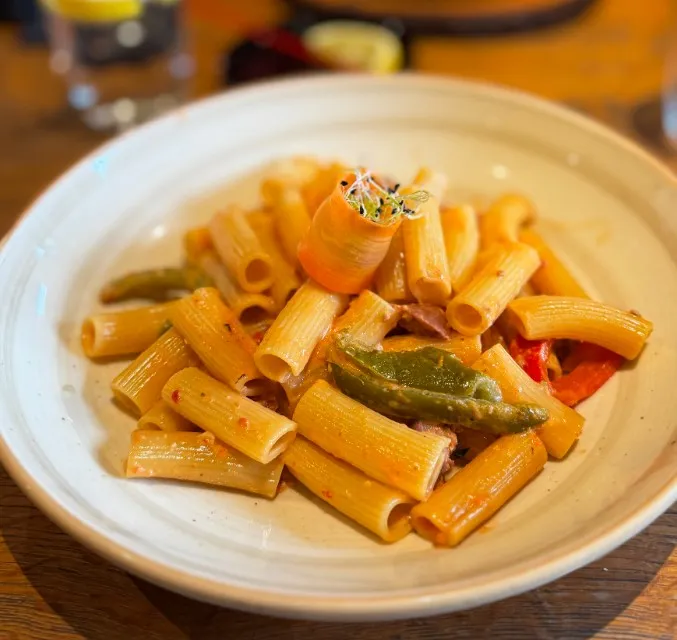 Penne vesuvio, sauce tomate, crème, merguez, poivrons
