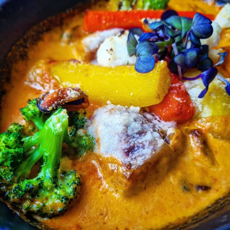 Gratin de poisson, moules, crevettes, crème de crustacés, légumes