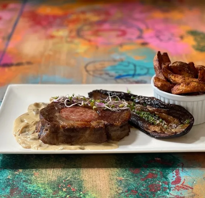 Rôti de porc façon bûcheronne, sauce aux champignons, potatoes aux épices, aubergine grillée