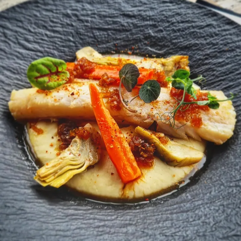 Cœur de cabillaud cuit au bouillon, mousseline de céleri et pommes de terre, artichaut poêlé, réduction pécheresse