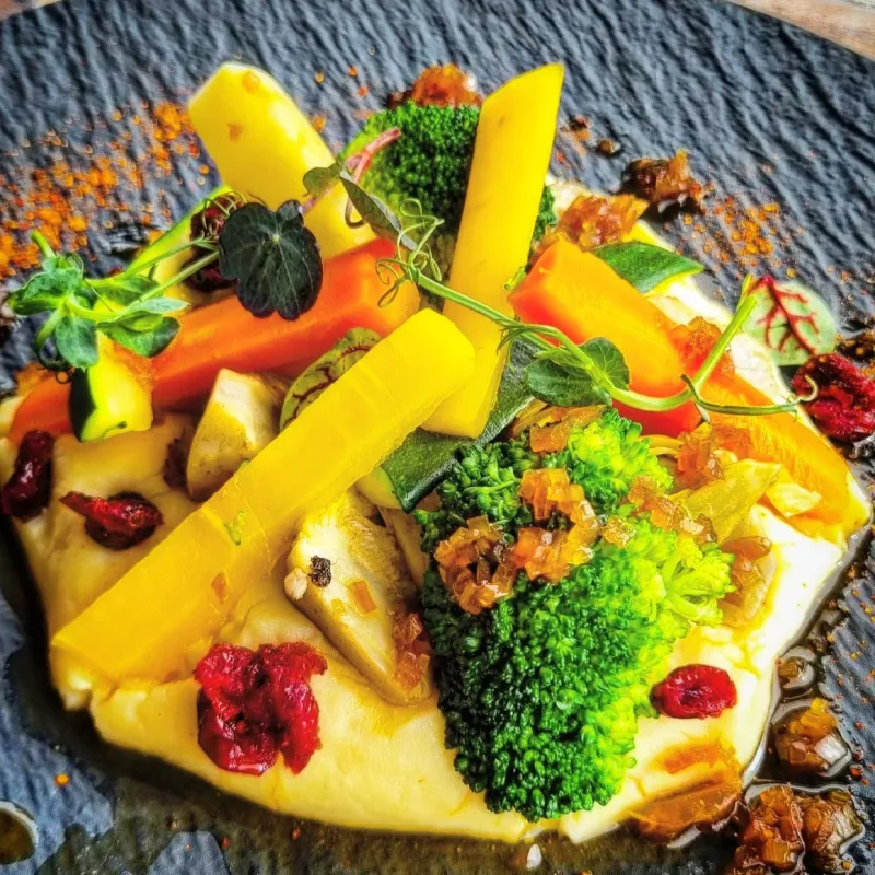 Mousseline de céleri et pois, artichaut et carottes poêlées, réduction pécheresse
