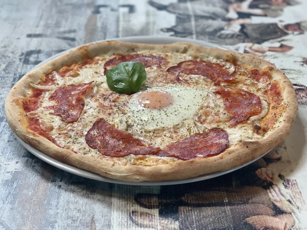 Pizza tomate, mozzarella, œuf miroir, chorizo effiloché, oignons, origan, basilic