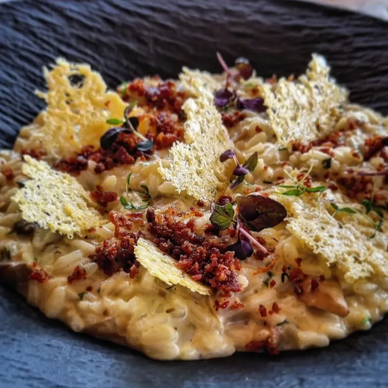 Risotto aux champignons, poudre de bacon, tuile de parmesan
