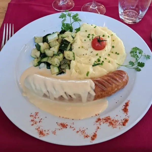 Saucisse de veau grillée, sauce moutarde, pomme purée, brunoise de courgette