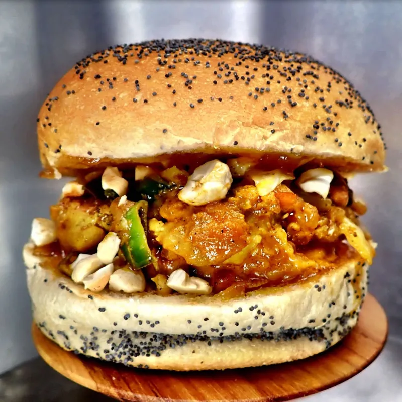 Burger le Masala : Bun artisanal de notre boulanger, cuisse de poulet au Garam Masala, petit sauté de légumes, chutney de mangue et noix de cajou