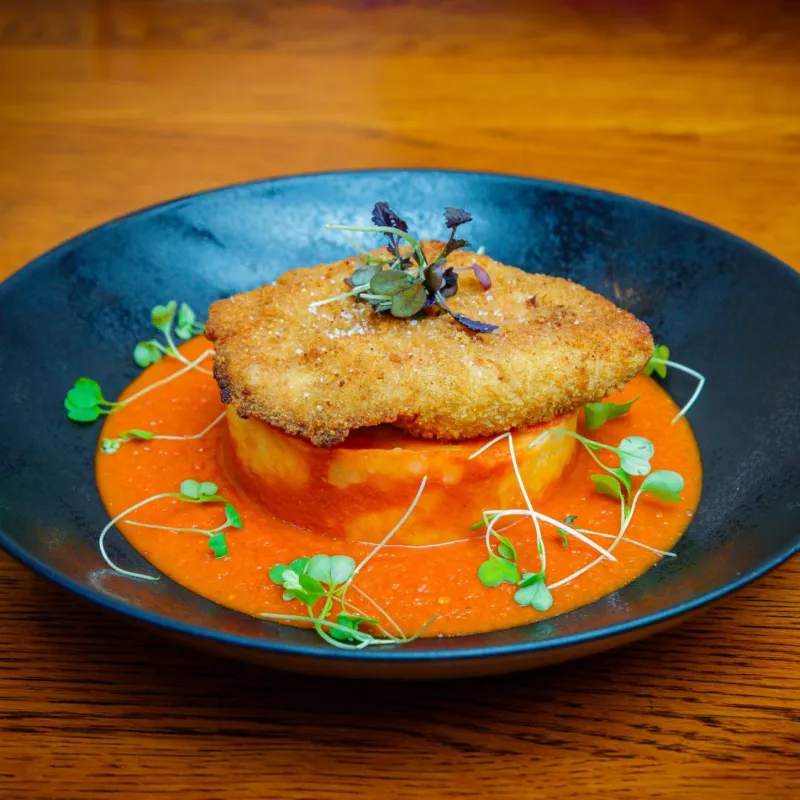 Cordon bleu au vacherin fribourgeois, ecrasé de pommes de terre, sauce tomate