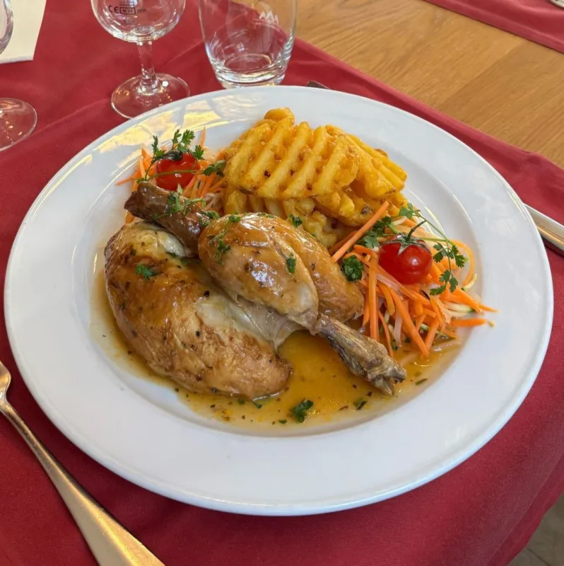Demi-poulet à la broche, jus aux herbes, pommes gaufrette, julienne de légumes