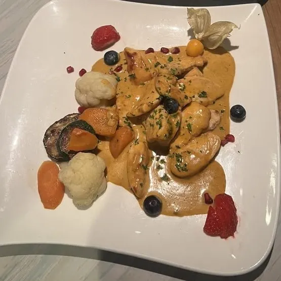 Emincé de volaille, sauce curry thaï, riz et légumes du marché