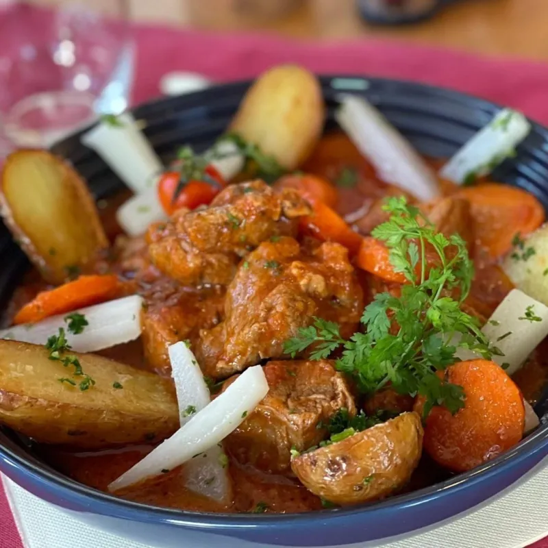 Navarin d'agneau printanier, pommes sautées à l'ail et persil