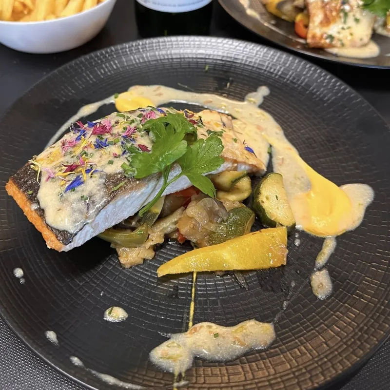 Pavé de saumon grillé aux agrumes, ratatouille et frites