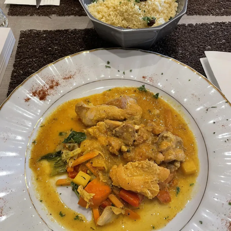 Poulet curry mangue, semoule de blé couscous, wok de légumes