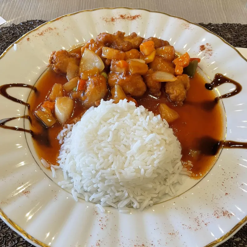 Émincé de poulet thaï, sauce aigre-douce, riz
