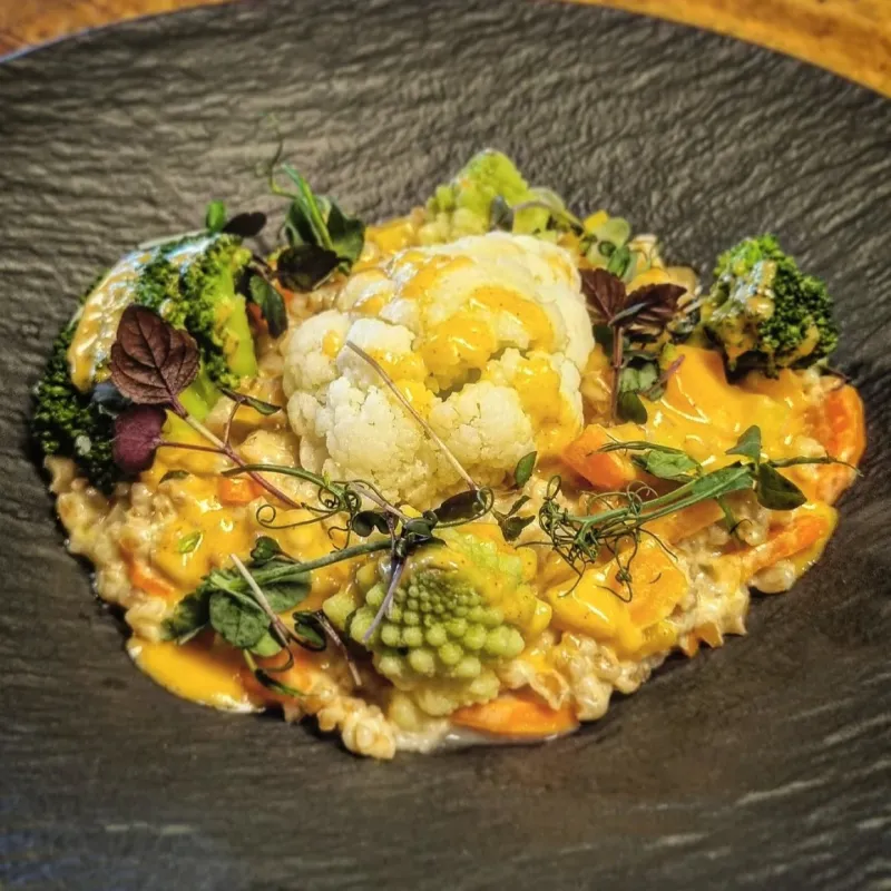 Mitonné d'épeautre aux légumes de saison, crème d'ail fumé