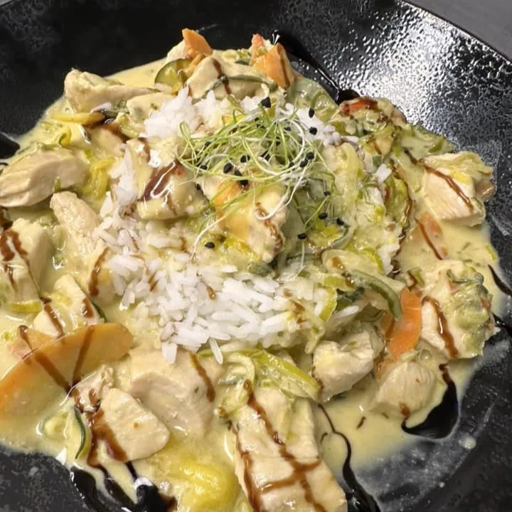 Émincé de poulet, lait de coco et beurre de cacahuète, riz thaï