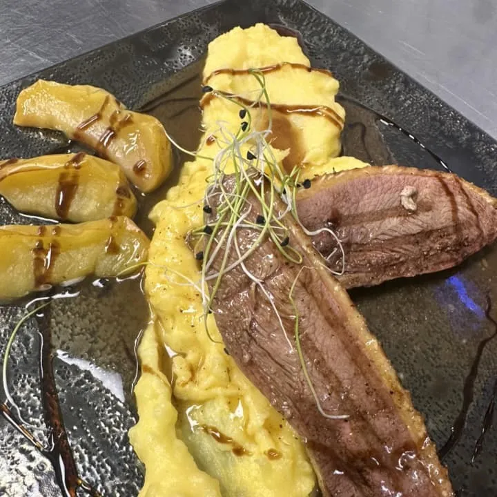 Filet de canette aux pommes fruits, purée au piment aji Amarillo