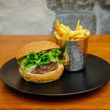 Swiss cheeseburger de bœuf, frites, salade