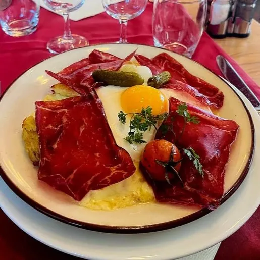 Rösti valaisan au fromage à raclette, viande séchée du Valais et œuf au plat