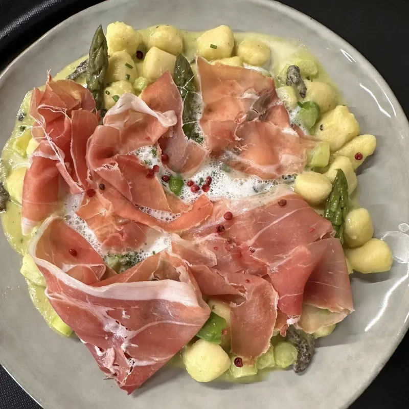 Gnocchis pochés aux morilles et asperges, jambon serrano