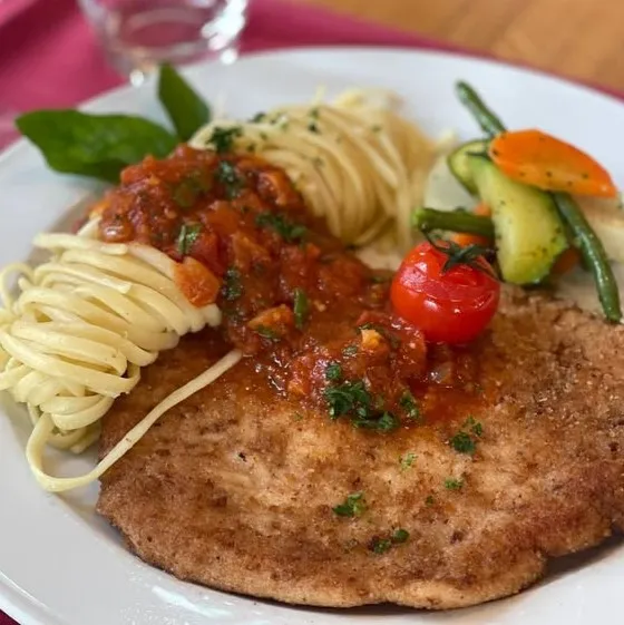 Tranche de dinde panée, aux tomates, ail et basilic frais, linguine