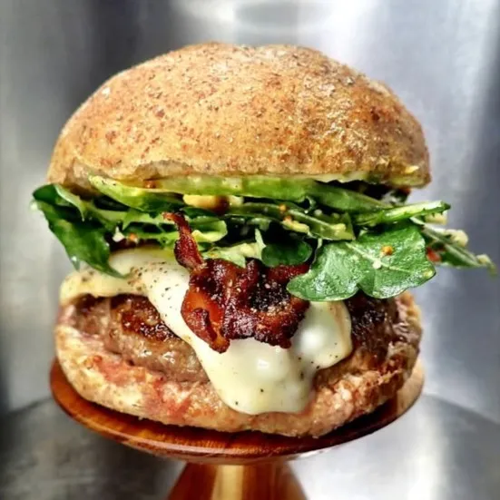 Burger Deudiouh : Bun au seigle boulanger, steak Beefore 150g, Vacherin Mont d'Or AOP, salade dent de lion et vinaigrette à l'ancienne, oeuf dur, bacon grillé, sauce maison moutarde/miel