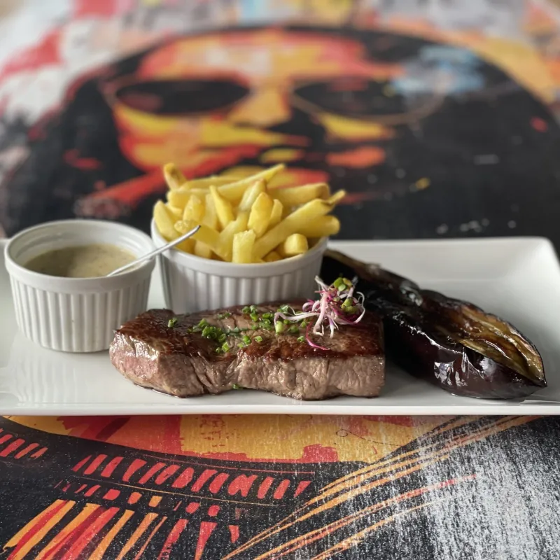 Faux filet de bœuf, sauce poivre, frites, aubergine grillée
