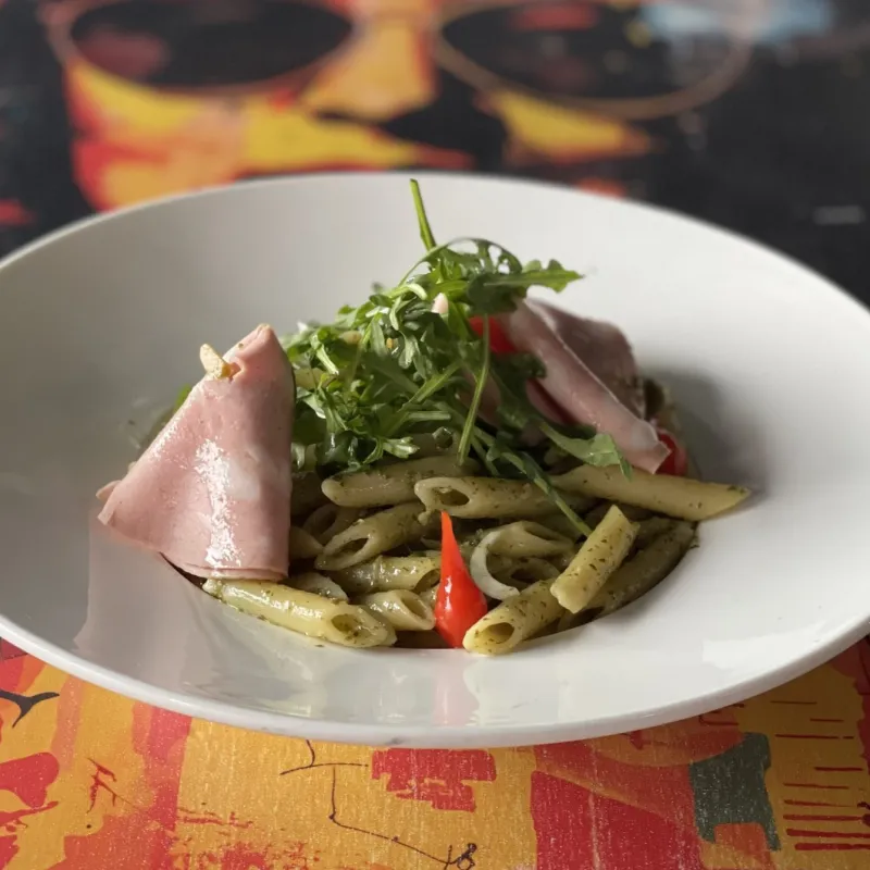 Penne au pesto, mortadella, rucola