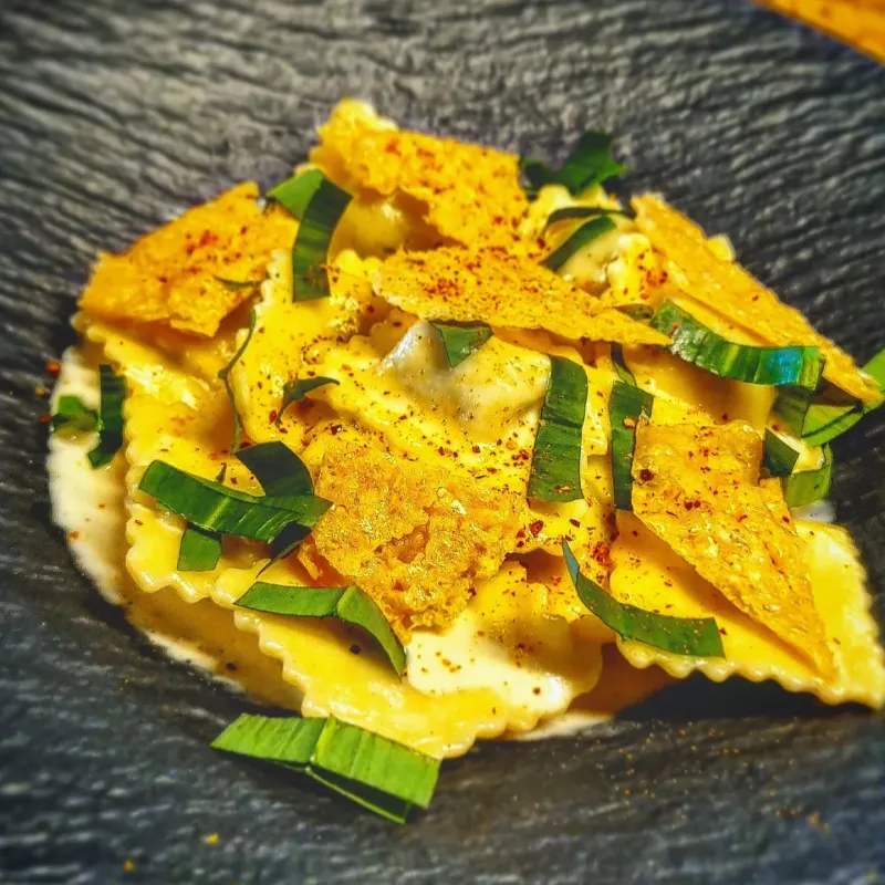 Ravioli à l'ail des ours, crème de Gruyère, croquant de parmesan