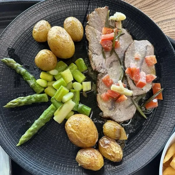 Rôti de veau provençal, asperges et grenaille romarin
