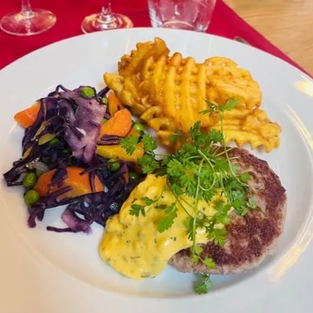 Steak haché de veau, sauce béarnaise, pommes gaufrettes, petits légumes