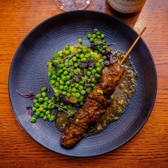 Brochette d’onglet de bœuf mariné, écrasé de pommes de terre et petits pois