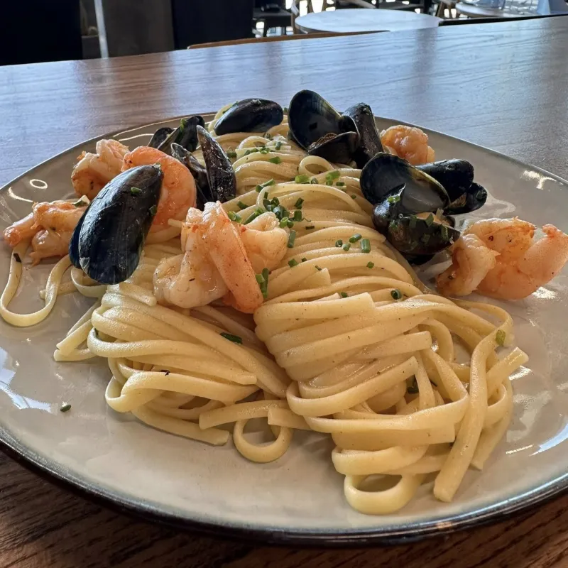 Linguine aux gambas grises et moules