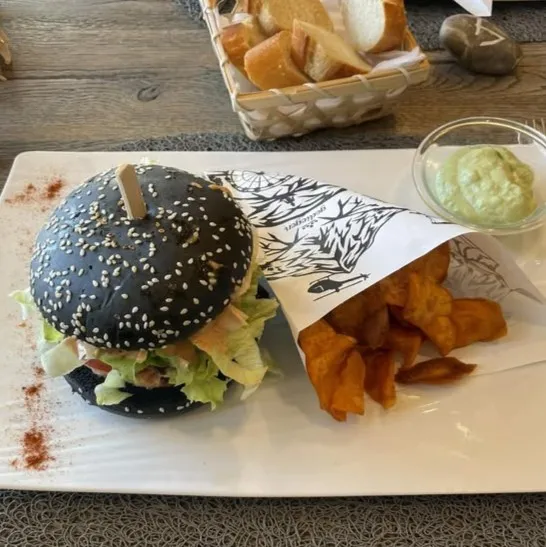 Crispy chicken burger, chips de patate douce, sauce spicy légère