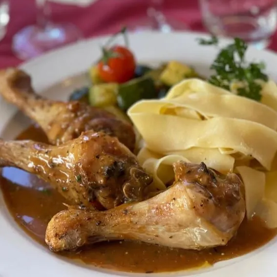 Pilons de poulet, jus à la moutarde, pappardelle, courgette