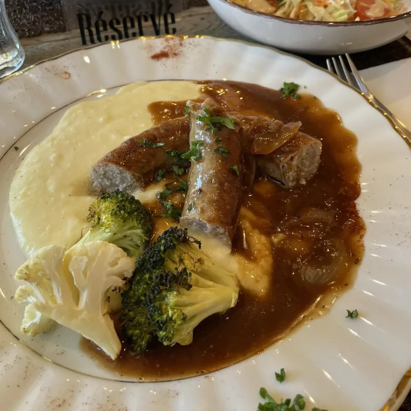 Saucisse à rôtir, sauce oignons, mousseline de pommes de terre
