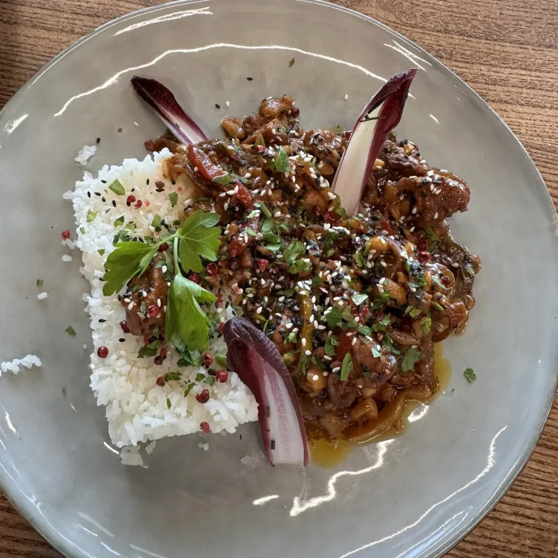 Poulet sauté aux noix de cajou, riz au jasmin