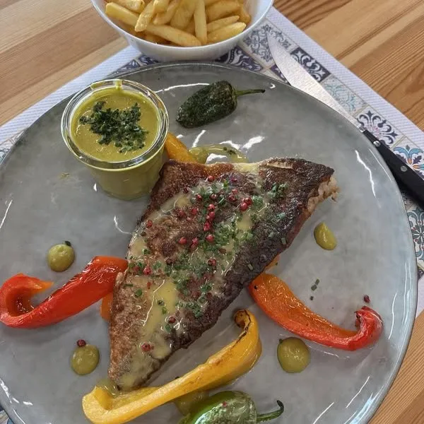 Daurade royale juste grillée, salsa verde, déclinaison de poivrons, frites